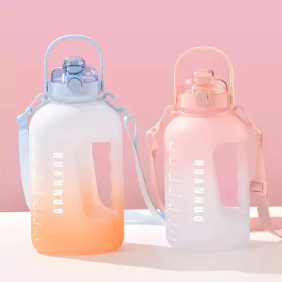 Bouteille d'eau en plastique de grande capacité pour enfants pratique et créatif avec des sangles et de la paille